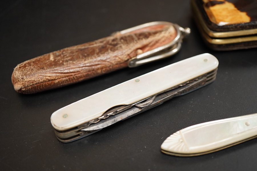 An Edwardian silver sovereign/half sovereign case, William Neale & Sons, Chester, 1906, 61mm, together with a mother of pearl handled silver fruit knife, a tortoiseshell purse and a shell mounted pen knife.